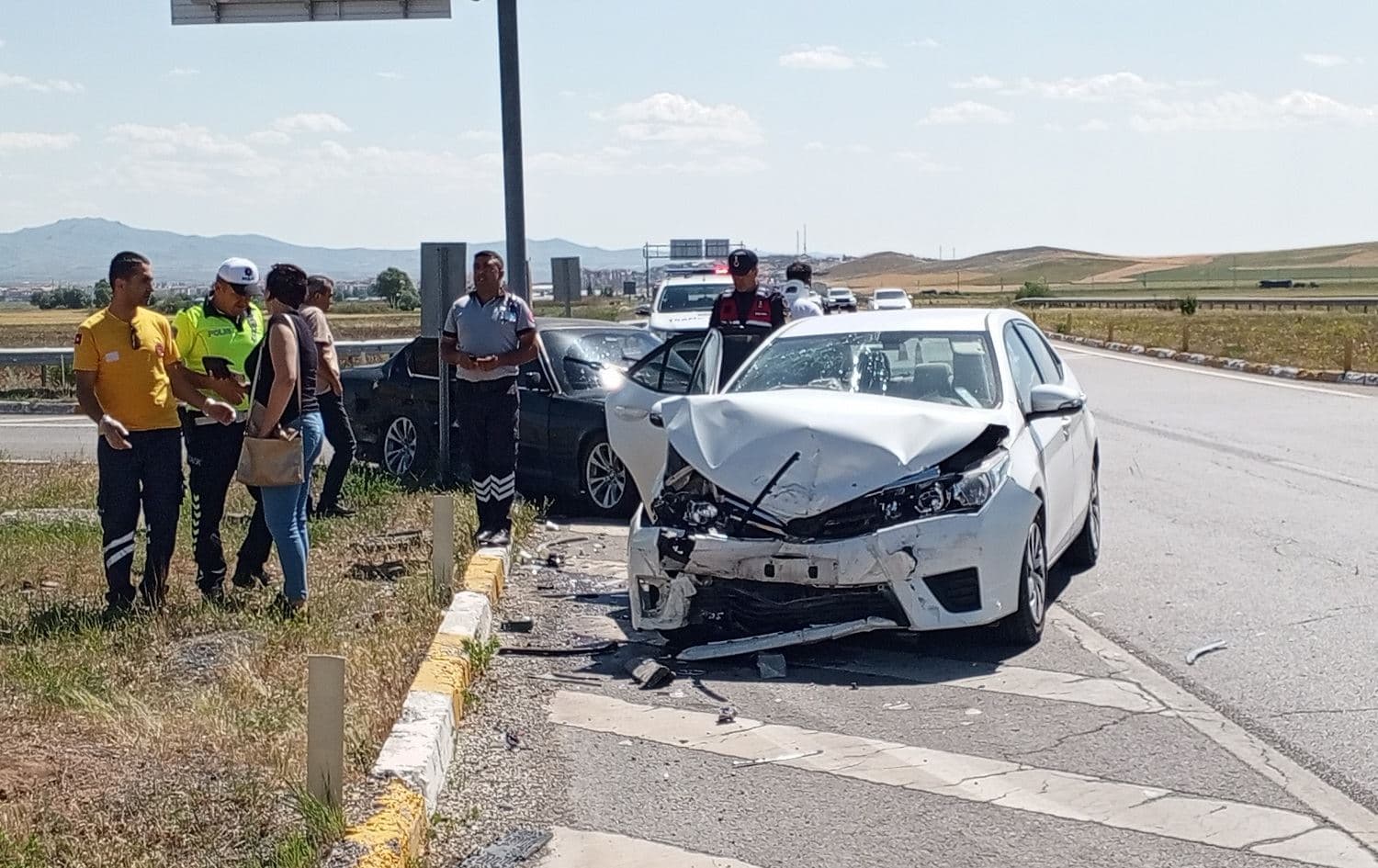 Li ser rêya sereke ya Sêwaz-Qeyseriyê 2 otomobîl li hev qelibîn / Wêne: AA