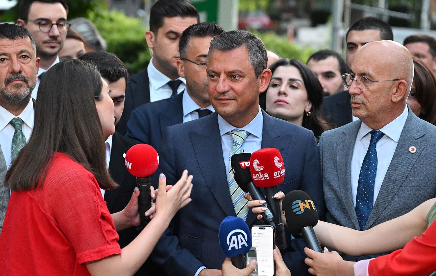 CHP Genel Başkanı Özel, gazetecilerin sorularını yanıtladı. / AA