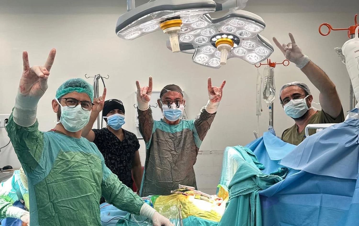Bozkurt işareti yapan doktorlar