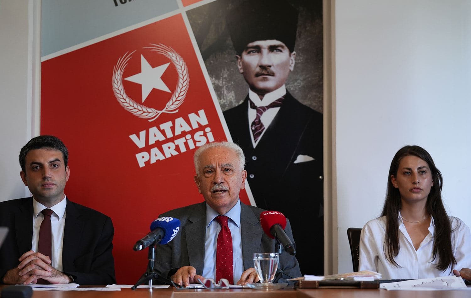 Doğu Perinçek (ortada) basın toplantısı düzenledi. / AA