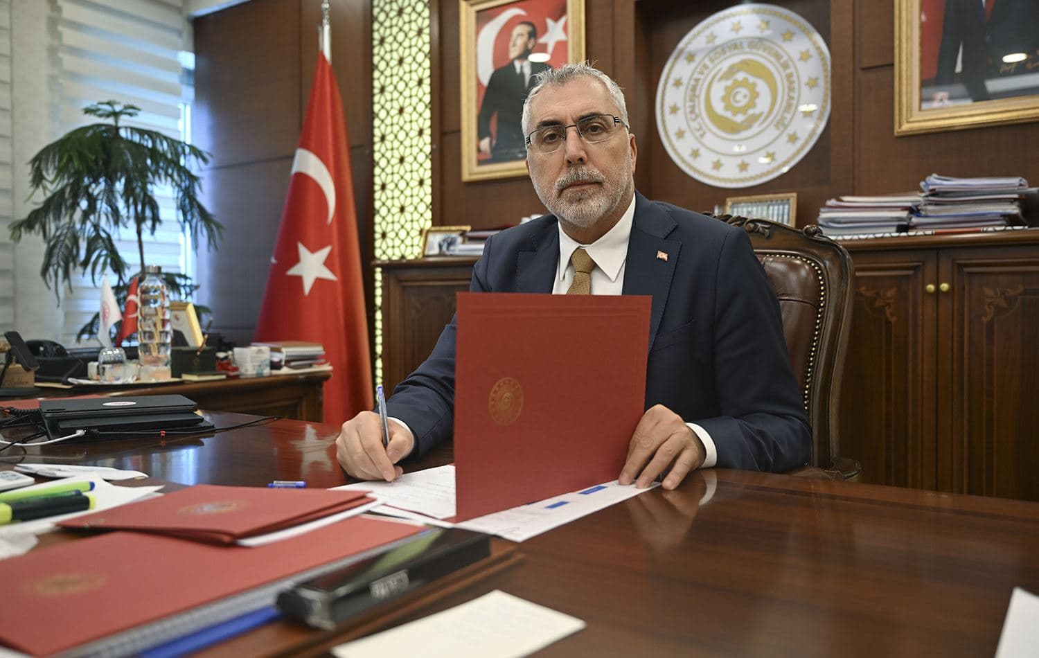 Türkiye Çalışma ve Sosyal Güvenlik Bakanı Vedat Işıkhan / AA