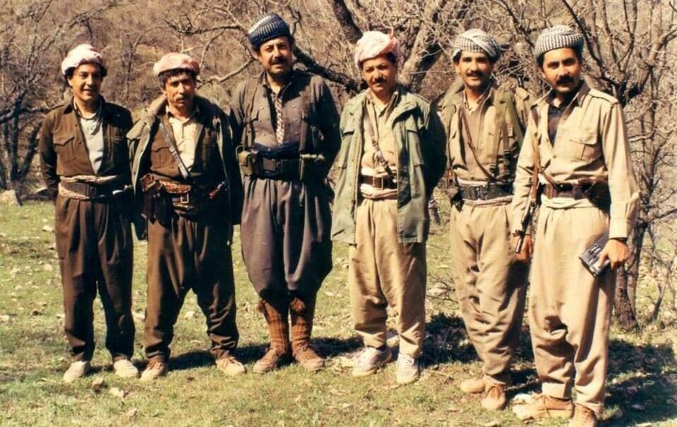 لە راستەوە: هۆشیار زێباری، زەعیم عەلی، سەرۆک مەسعود بارزانی، د. رۆژ نووری شاوەیس، جەرجیس حەسەن و رەمزی شەعبان. ئایاری 1987.