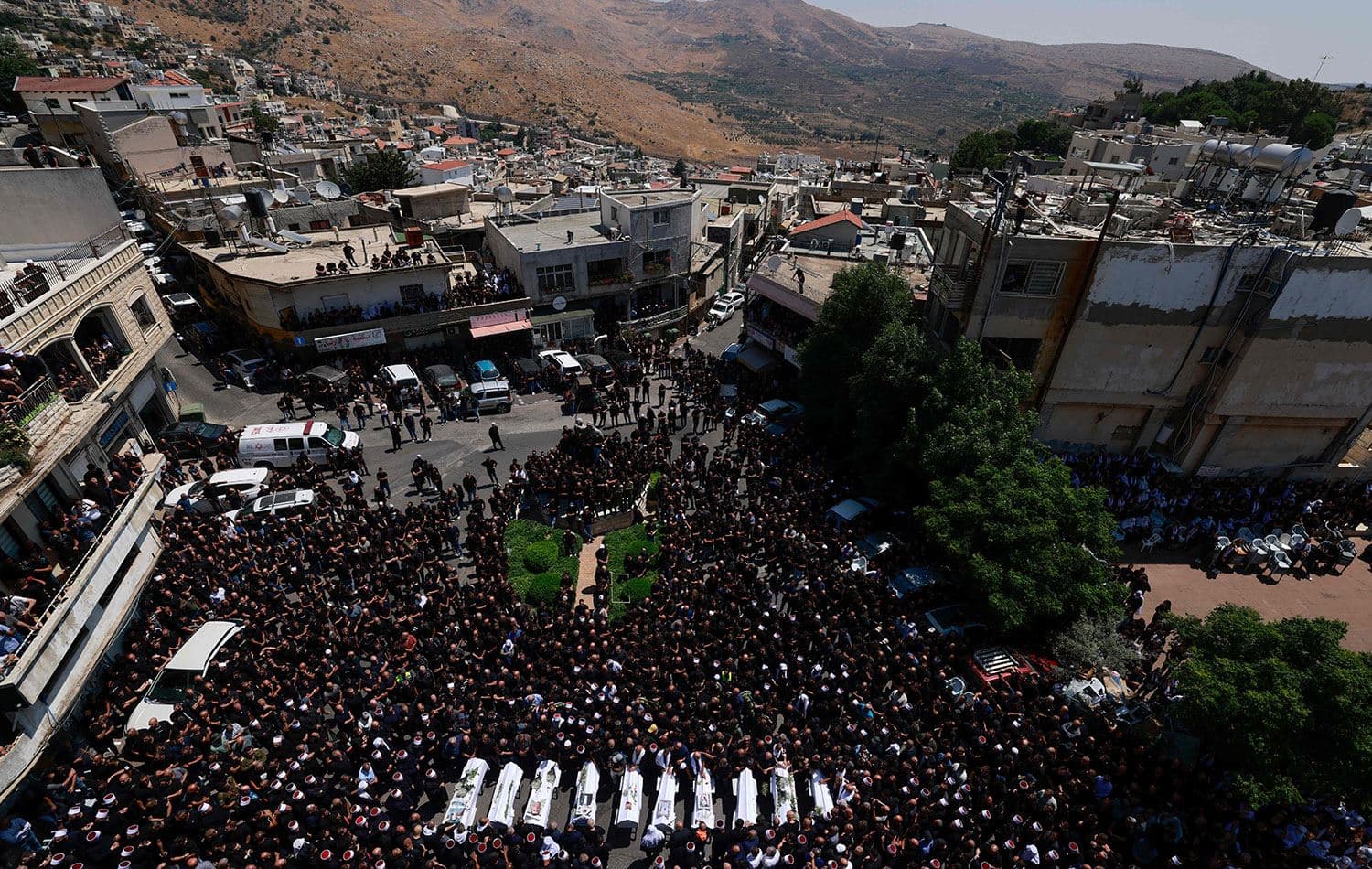 Dün Golan Tepeleri'ne düzenlenen füzeli saldırıda ölen 12 kişi bugün toprağa verildi. / AFP