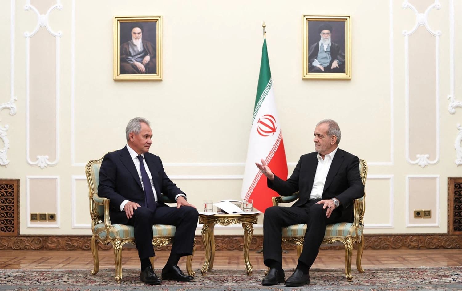 کۆبوونەوەی مەسعود پزیشکیان و سێرگی شۆیگۆ لە تاران. وێنە: AFP