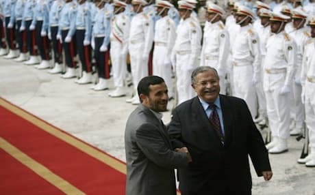 Iranian President Mahmoud Ahmadinejad (L) shakes hands with Iraqi President Jalal Talabani during a visit to Tehran, 2007. Photo: AFP