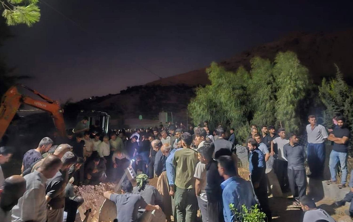 دیمەنی کاتی بەخاکسپاردنی کۆڵبەرەکە