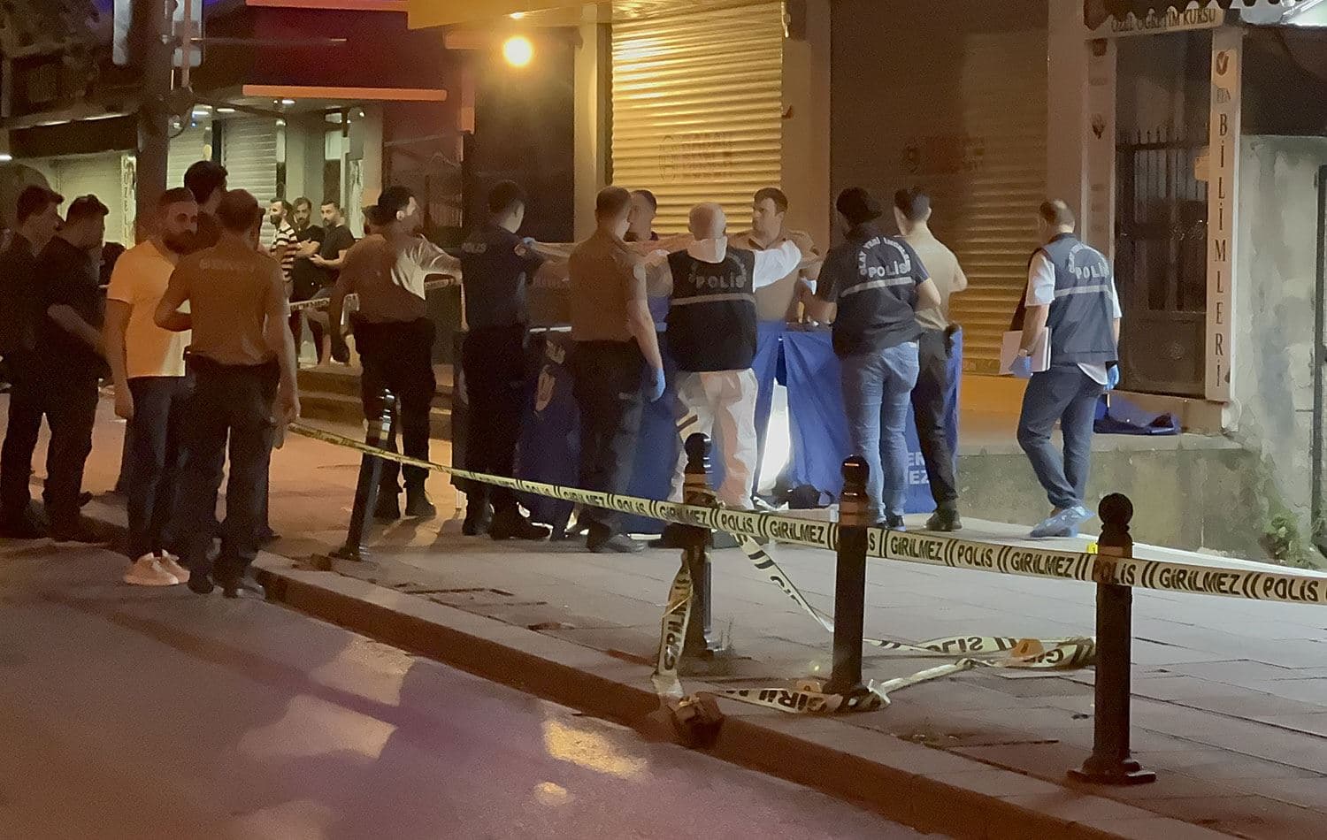 İstanbul Bahçelievler’de sokakta silahlı saldırıya uğrayan 3 kişiden biri yaşamını yitirdi, 1 kişi yaralandı. / AA