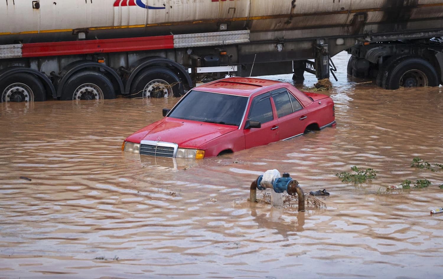 Otomobîl di nav avê de asê man/Wêne: AA