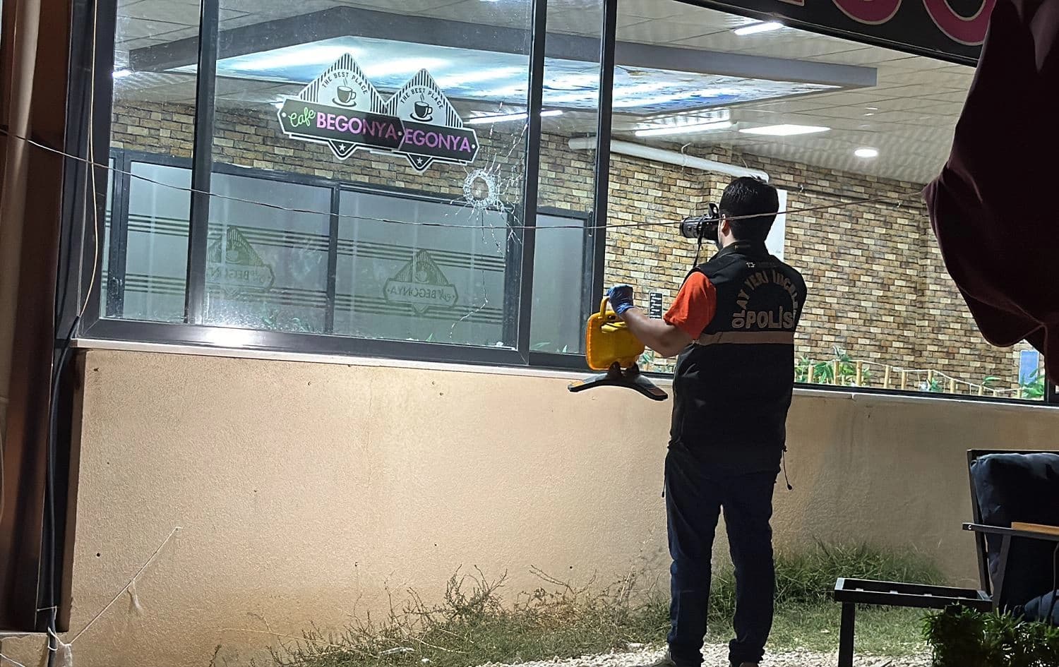 Silahlı kavganın olduğu kafe /Foto: AA
