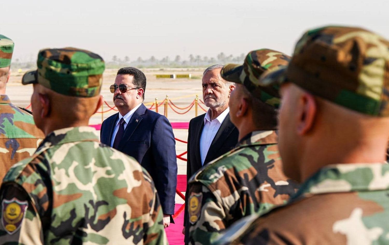 دیمەنی ژمارەیەک پێشمەرگە لەکاتی پێشوازیکردن لە مەسعود پزیشکیان، سەرۆککۆماری ئێران لەلایەن محەممەد شیاع سوودانی، سەرۆکوەزیرانی عێراق لە بەغدا