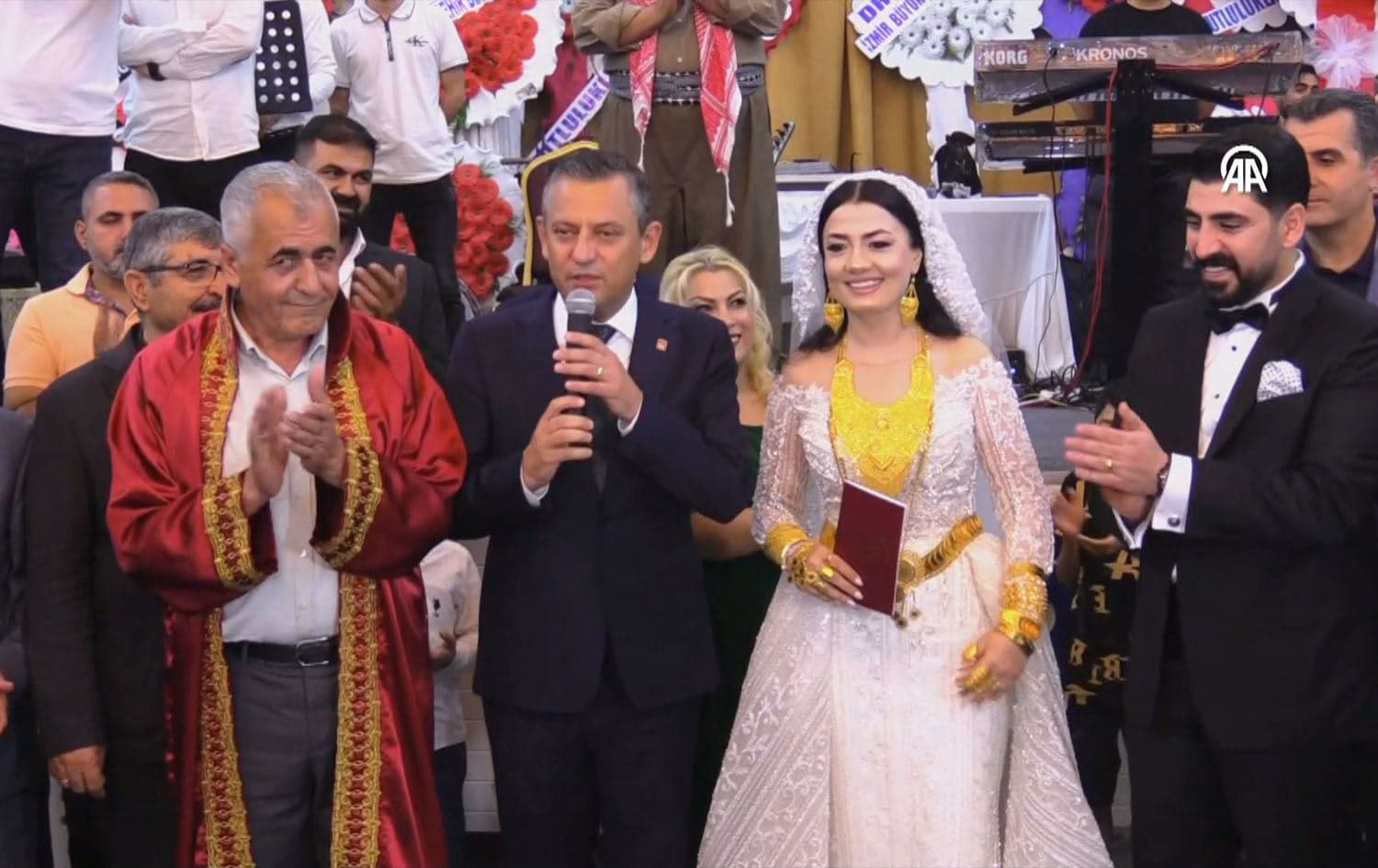 ئۆزگور ئۆزەل، سەرۆکی گشتیی جەهەپە لە ئاهەنگی ئازاد کڵنچئاسڵان و نورهان ئیلهان قسە دەکات