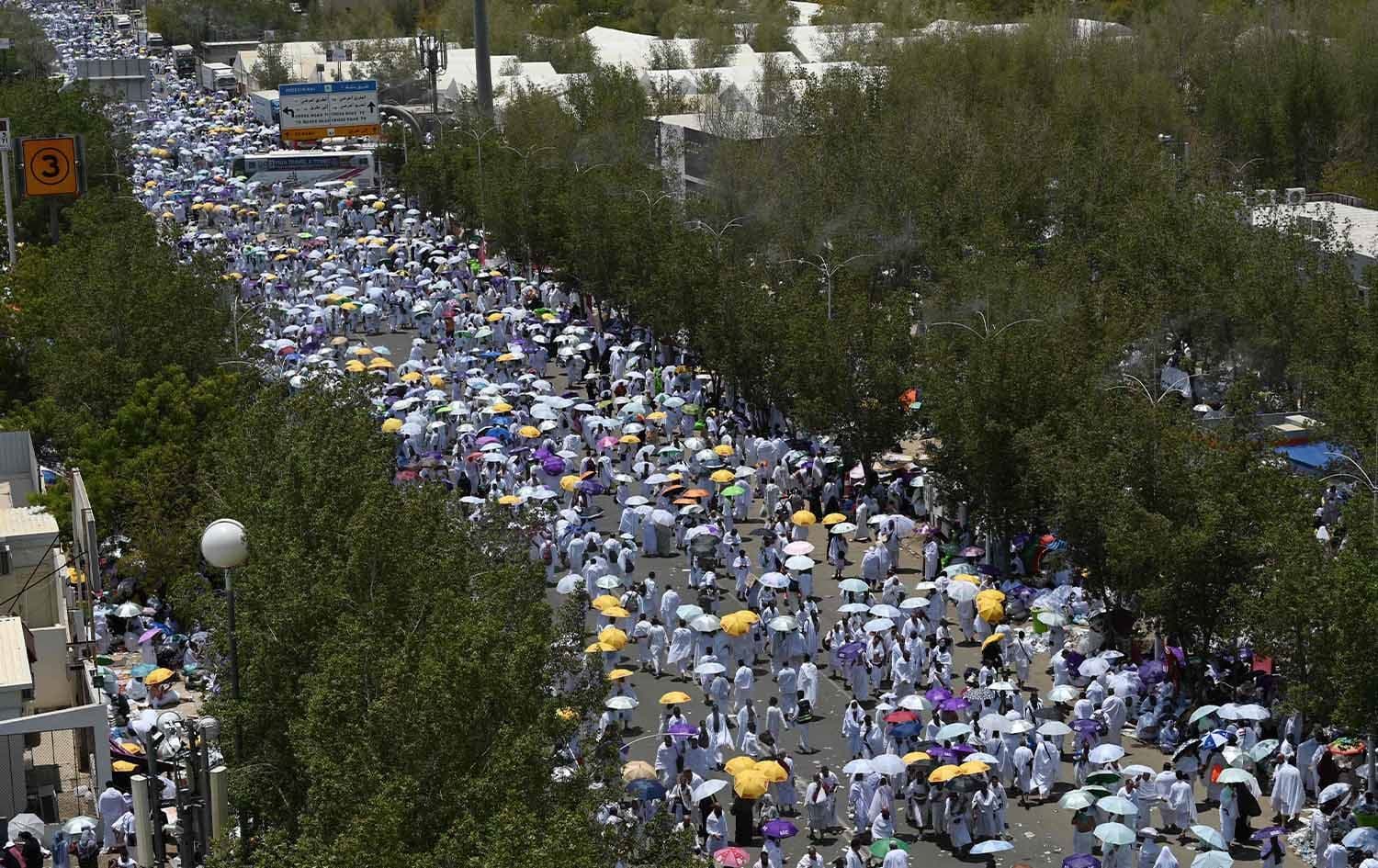 حاجیان لەکاتی ڕۆشتنیان بەرەو کێوی عەرەفە. وێنە: AFP/ئەرشیڤ