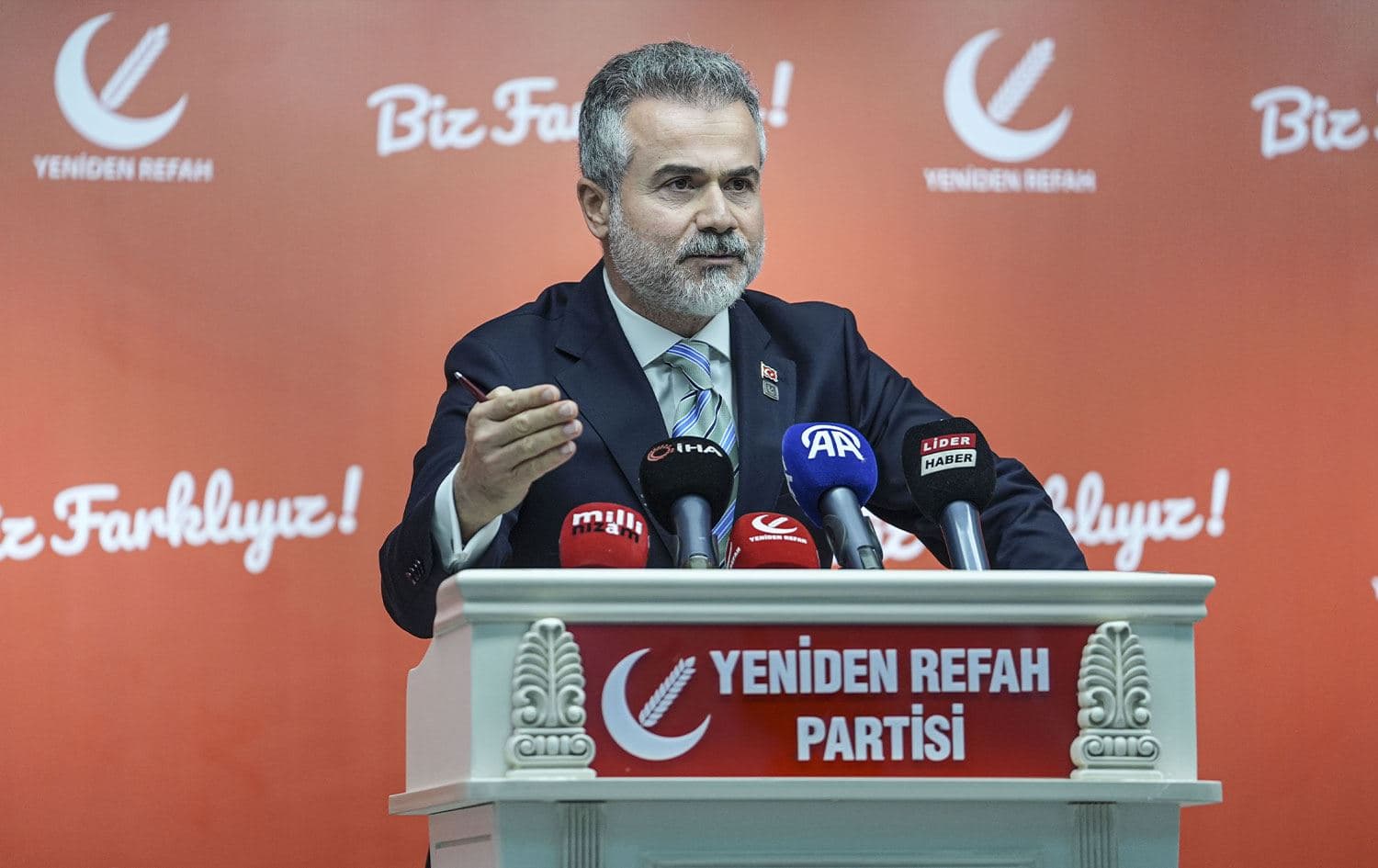 Yeniden Refah Partisi Genel Başkan Yardımcısı Suat Kılıç, partisinin Merkez Yürütme Kurulu (MYK) toplantısı sonrası düzenlediği basın toplantısında gazetecilere açıklamalarda bulundu.