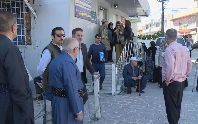 چاوەڕوانیی خانەنشینان بۆ وەرگرتنی مووچە، وێنە: ئەرشیڤی رووداو 