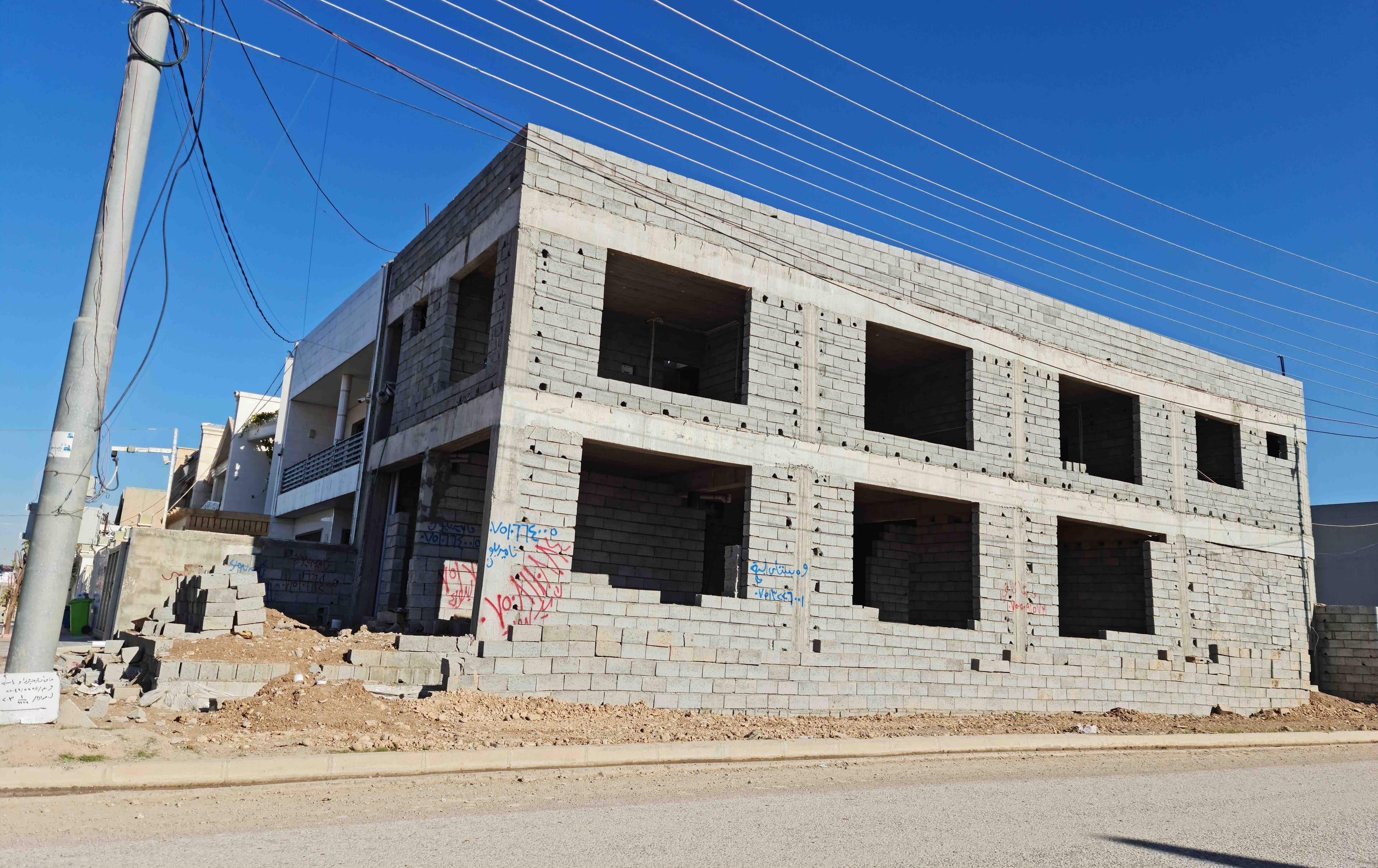 خانوویەکی تەواونەکراو لە هەولێر کە دیوارەکەی بە بلۆک دروستکراوە. وێنە: بڵند تاهیر - رووداو