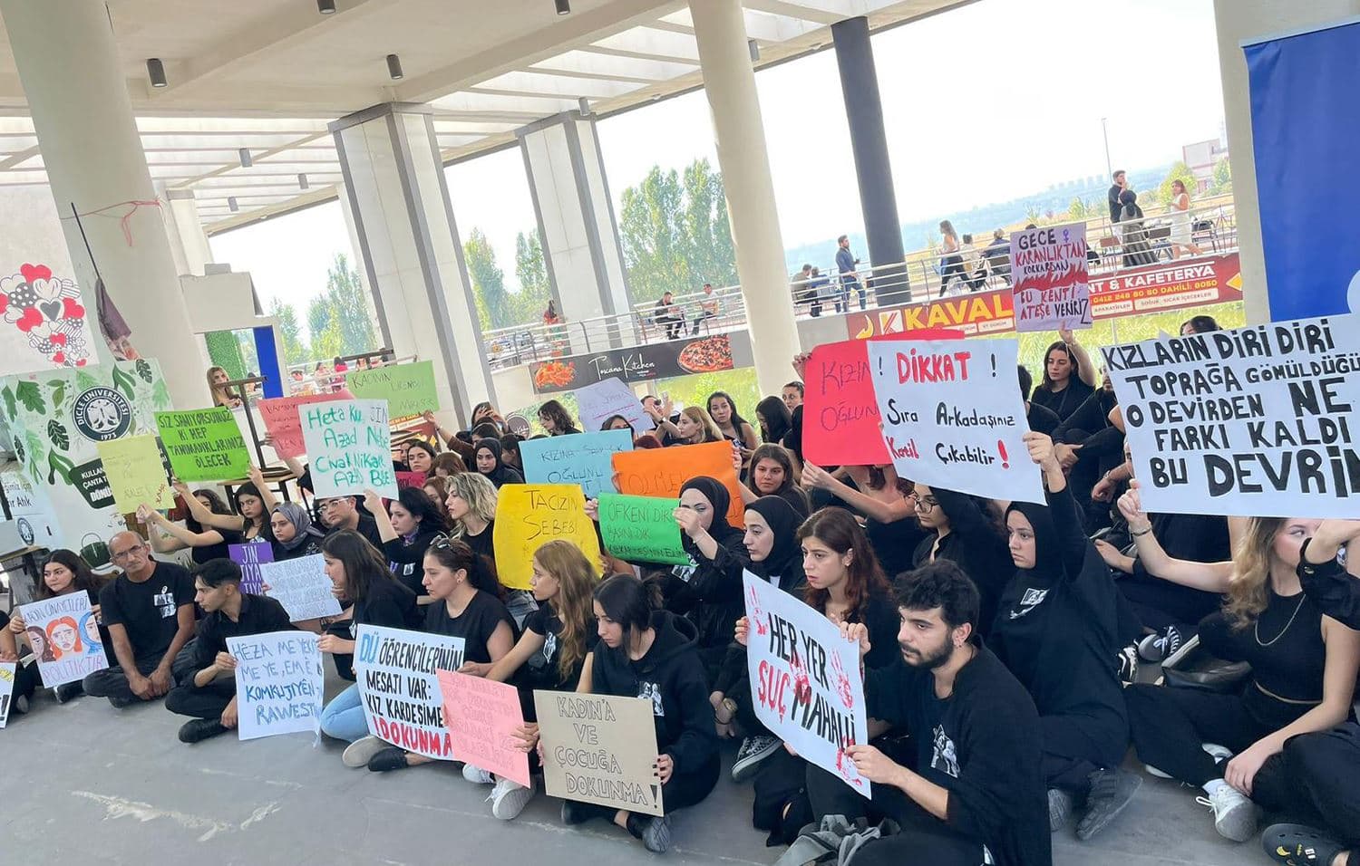 Foto: Diyarbakır’da üniversite öğrencilerinden kadın cinayetlerine karşı oturma eylemi