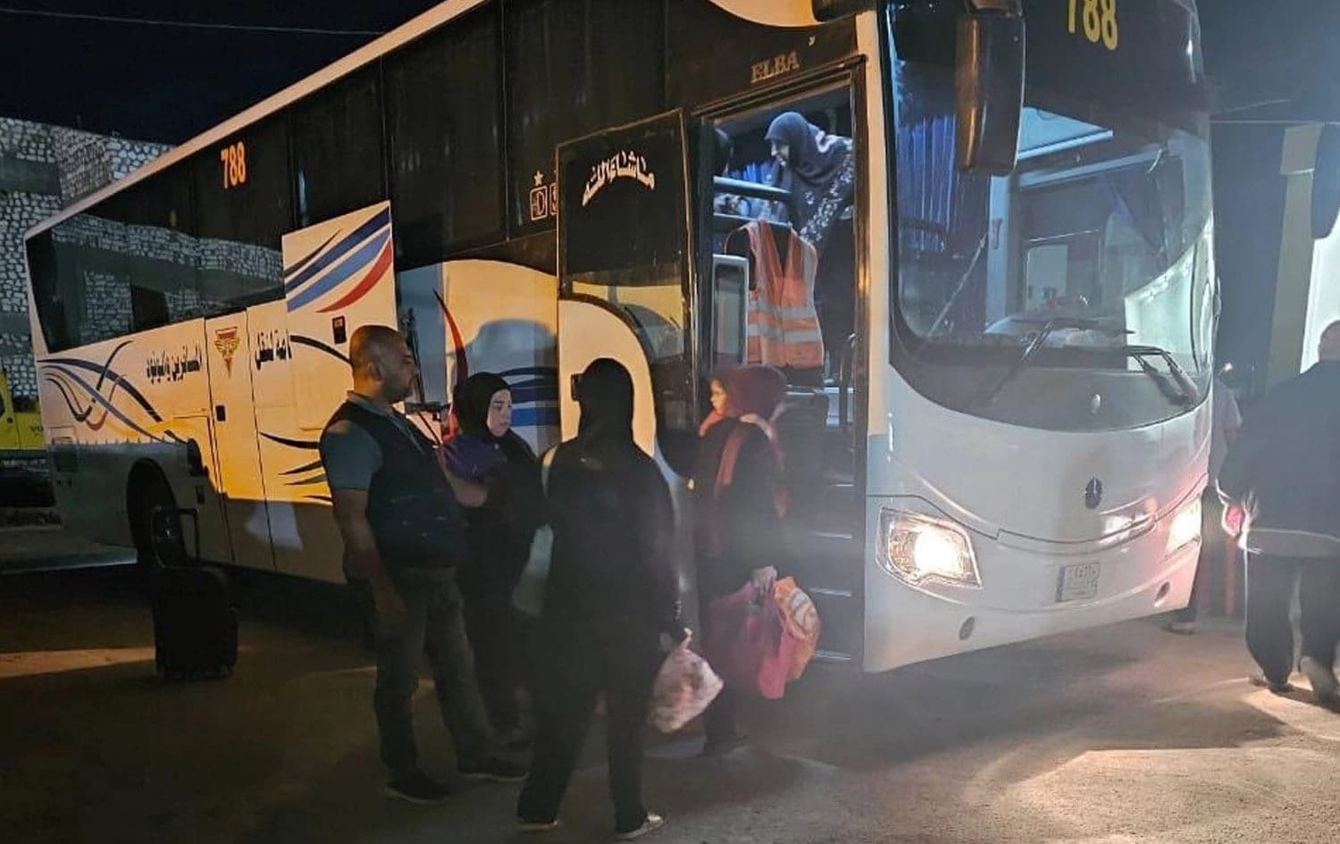 ساتی پێشوازی لە ژمارەیەک هاووڵاتیی لوبنانی. وێنە: پەیجی وەزارەتی کۆچ و کۆچبەرانی عێراق لە فەیسبووک