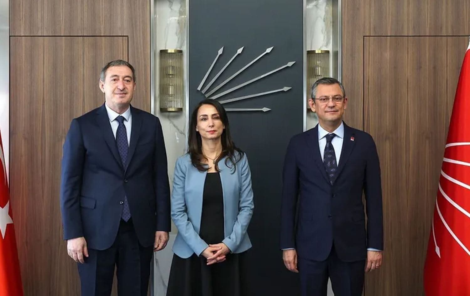 Tuncer Bakirhan, Tulay Hatîmogulari û Ozgur Ozel (ji milê çepê ve)/ Wêne: Arşîv