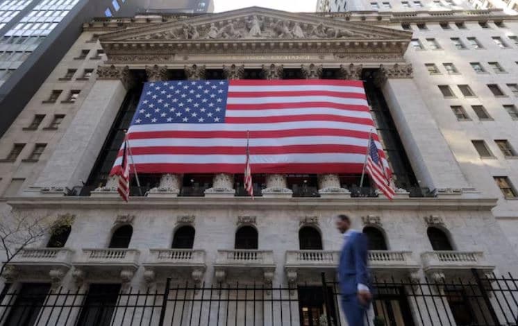 پیاوێک بە بەردەم بۆرسەی نیویۆرک دا تێدەپەڕێت. وێنە: Reuters