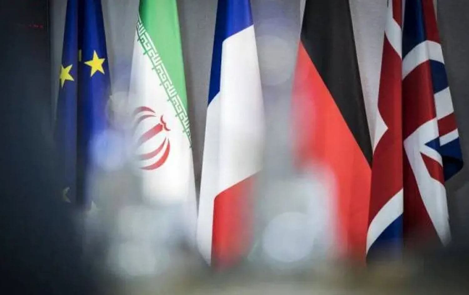 ئاڵای بەریتانیا، ئەڵمانیا، فەرەنسا، ئێران و یەکێتیی ئەورووپا. 