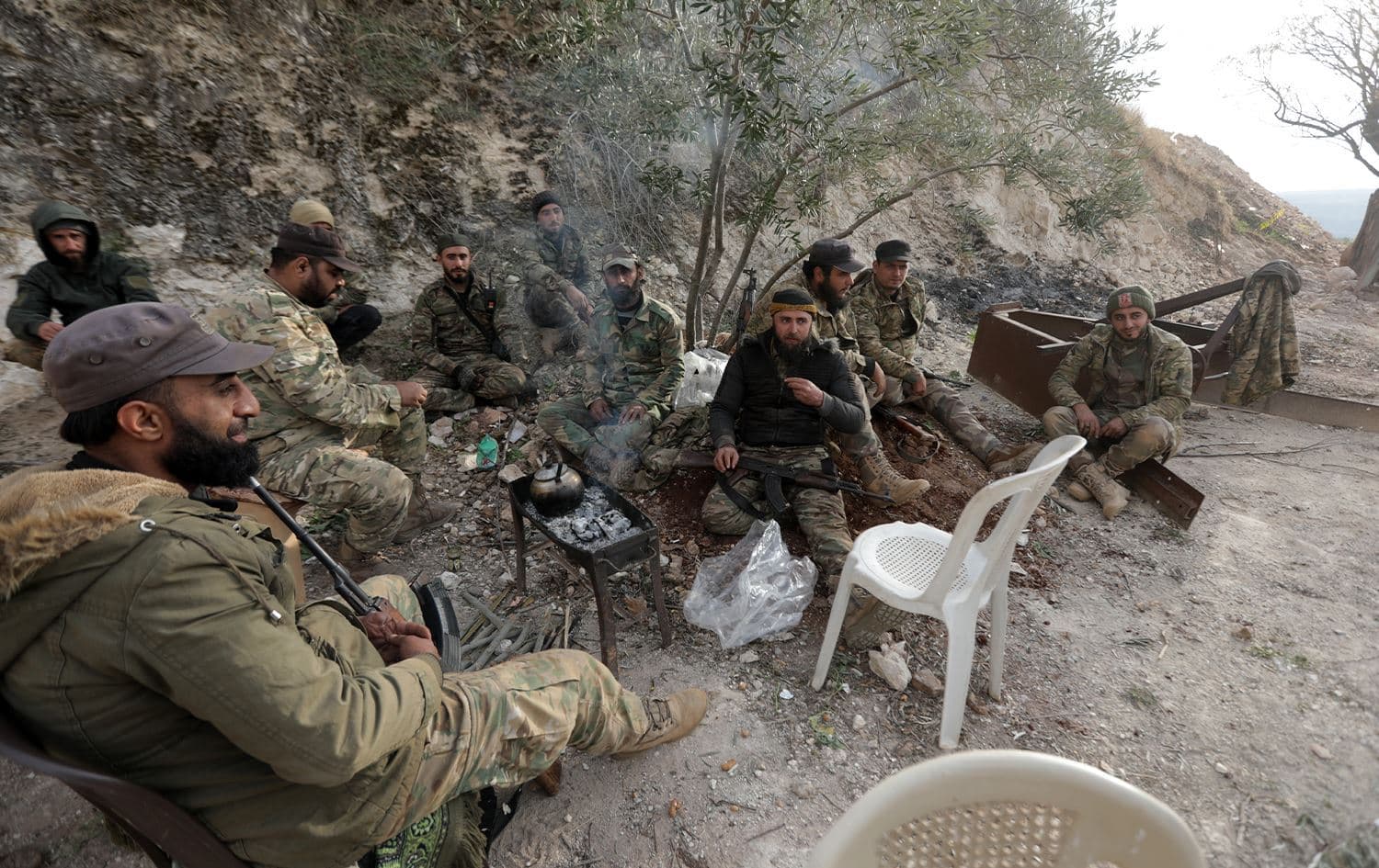 Hama'yı kuşatan HTŞ ve müttefikleri, ülkenin batı-orta kesimindeki Hama'nın kuzey eteklerinde bir mevzide dinlenirken. / (Fotoğraf: Bakr Al Kassem / AFP)