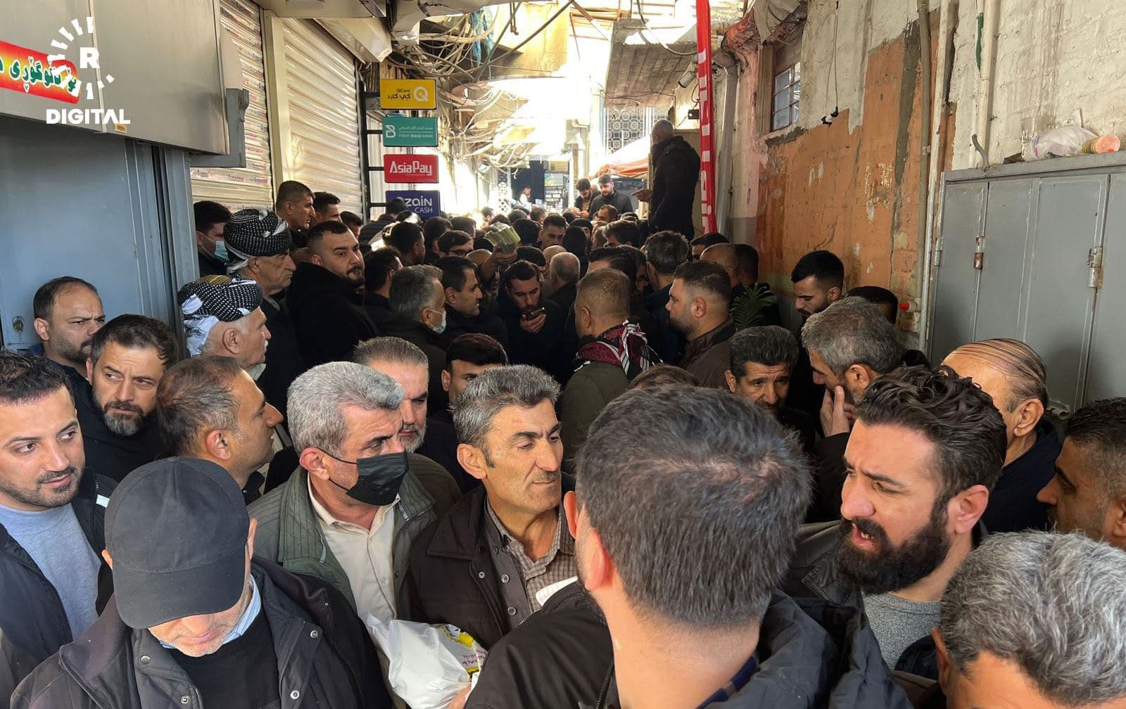 گردبوونەوەی کاسبکارانی بازاڕەکە دوای داخرانی. وێنە: هەرێم عەلی - رووداو