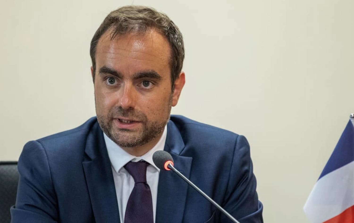  سباستیان لوکۆغنو، وەزیری بەرگریی فەرەنسا.