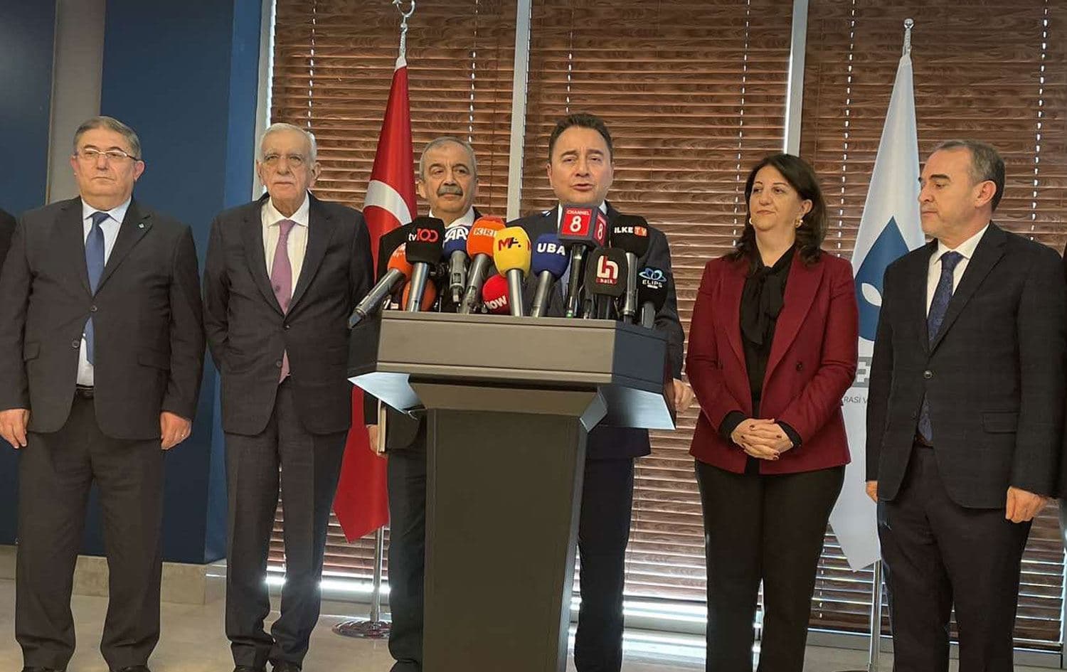 Pştî hevdîtina DEM Partî û Partiya DEVAyê civîneke çapemeniyê ya hevpar hate dayîn/ /Wêne: Rûdaw