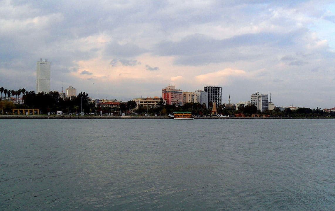 دیمەنێکی شاری ئاکدەنیز لە پارێزگای مێرسینی تورکیا.