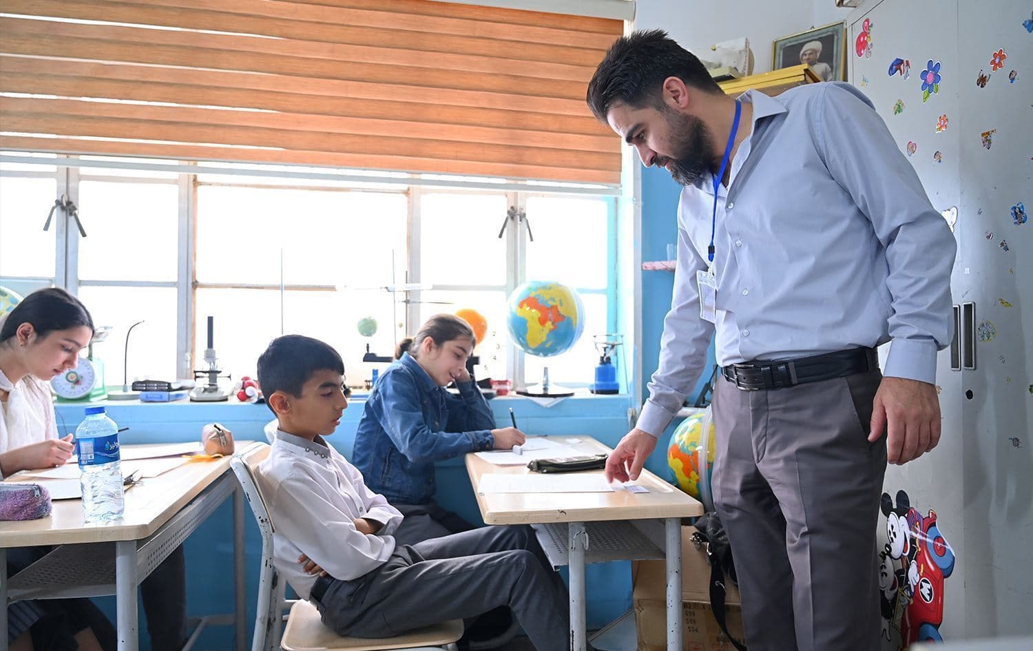 مامۆستایەک لە کاتی وانەگوتنەوە لە قوتابخانەیەکی هەولێر؛ وێنە: بڵند تاهیر - رووداو