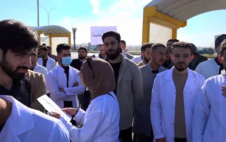 وێنەیەکی ئەرشیفی هەندێک دەرچووی بەشەپزیشکییەکانی کەرکووک. وێنەکە بۆ روونکردنەوەی هەواڵەکەیە.