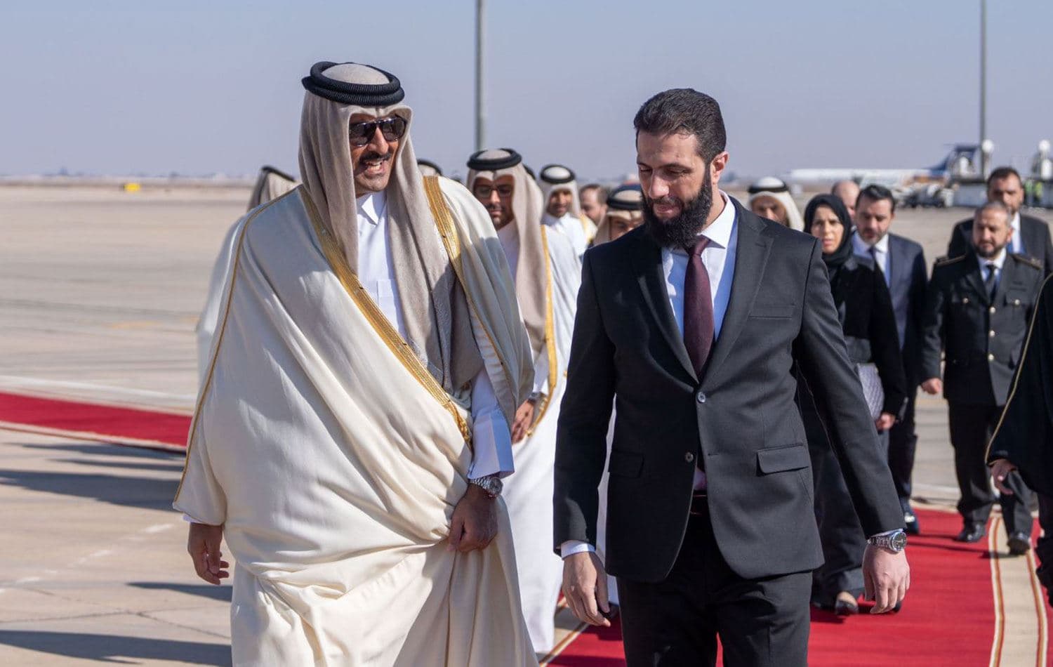 Katar Emiri Şeyh Temim bin Hamad Al Sani, Suriye’nin geçici devlet başkanı Ahmed el-Şara tarafından karşılandı.
