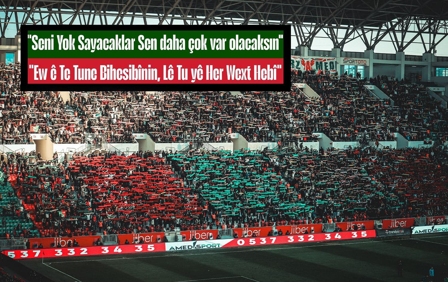 Aligirên Amedsporê û pankarta ku dê bihata nivîsîn / Wêne: Amedspor