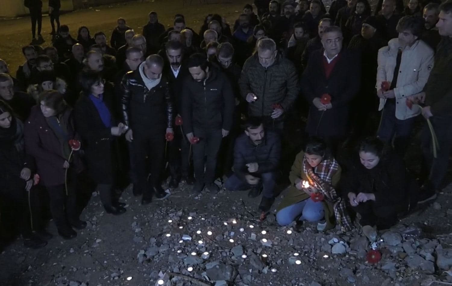6 Şubat depremlerinde Diyarbakır'da yaşamını yitirenler anıldı. / Foto: ANKA