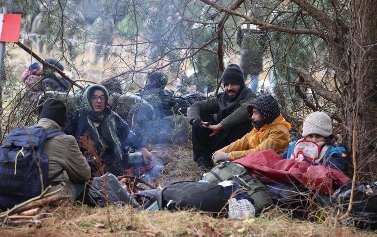 چەند کۆچبەرێک لە سنووری بێلاڕووس - پۆڵەندا. وێنە: ئەرشیڤ