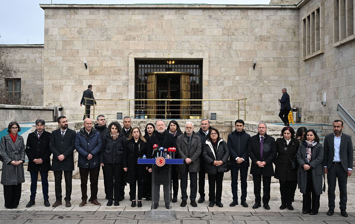 DEM Parti grubu Meclis binası önünde açıklama yaptı. / AA