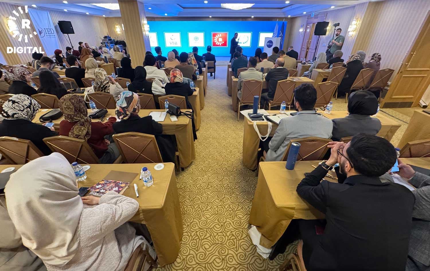وێنەیەکی گشتیی دیداری باڵیۆزانی زانست. 