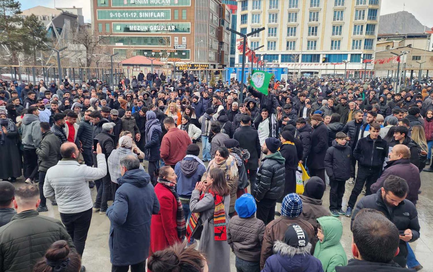هاونیشتمانییان لە چاوەڕوانی پەیامەکەی ئۆجەلان لە وان. وێنە: عەبدولسەلام ئاکنجی- رووداو