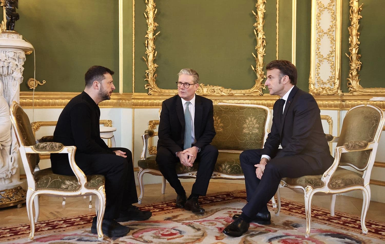 İngiltere Başbakanı Keir Starmer (ortada), Ukrayna Devlet Başkanı Volodimir Zelenskiy (solda) ve Fransa Cumhurbaşkanı Emmanuel Macron (sağda) ile bir araya geldi. / AA