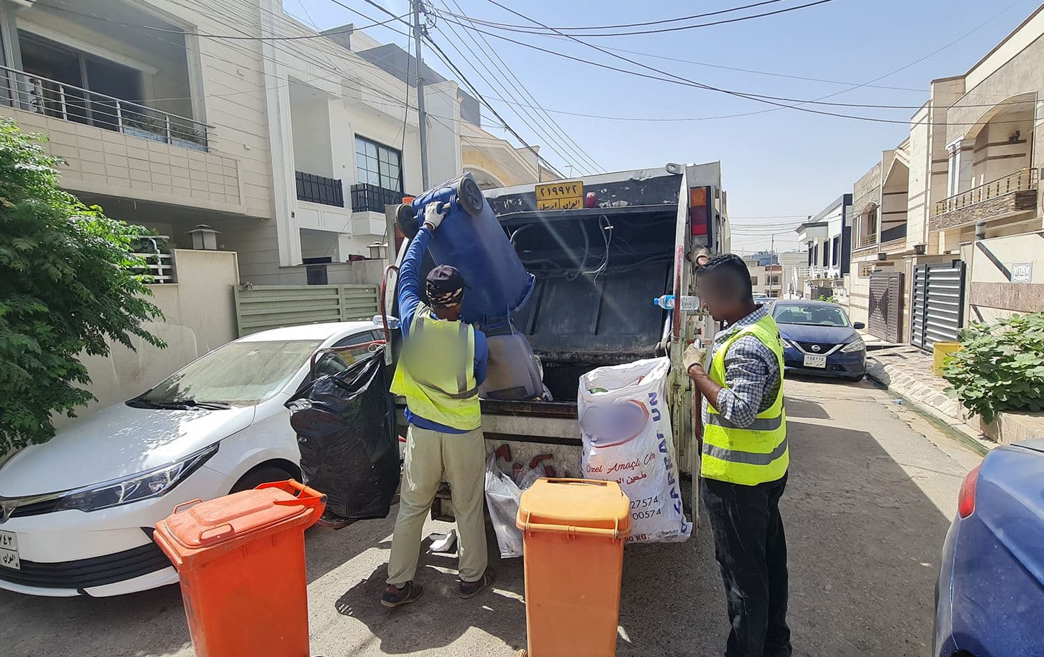 دوو ژینگەپارێز لە کاتی پاککردنەوەی گەڕەکەکانی هەولێر؛ وێنە: بڵند تاهیر - رووداو