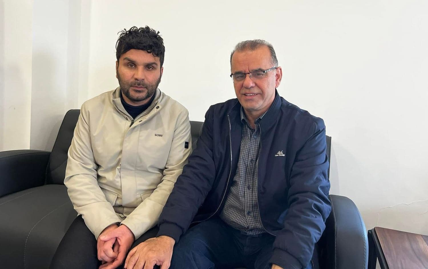 وێنەیەکی بەشدار بازیانی لە زیندان لەگەڵ سەرۆکی لقی سلێمانیی سەندیکای رۆژنامەنووسان