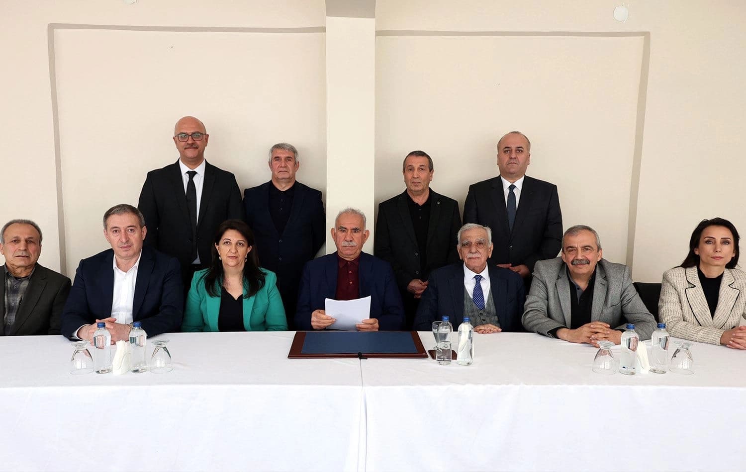 Abdullah Öcalan (Ortada) ve İmralı heyeti.
