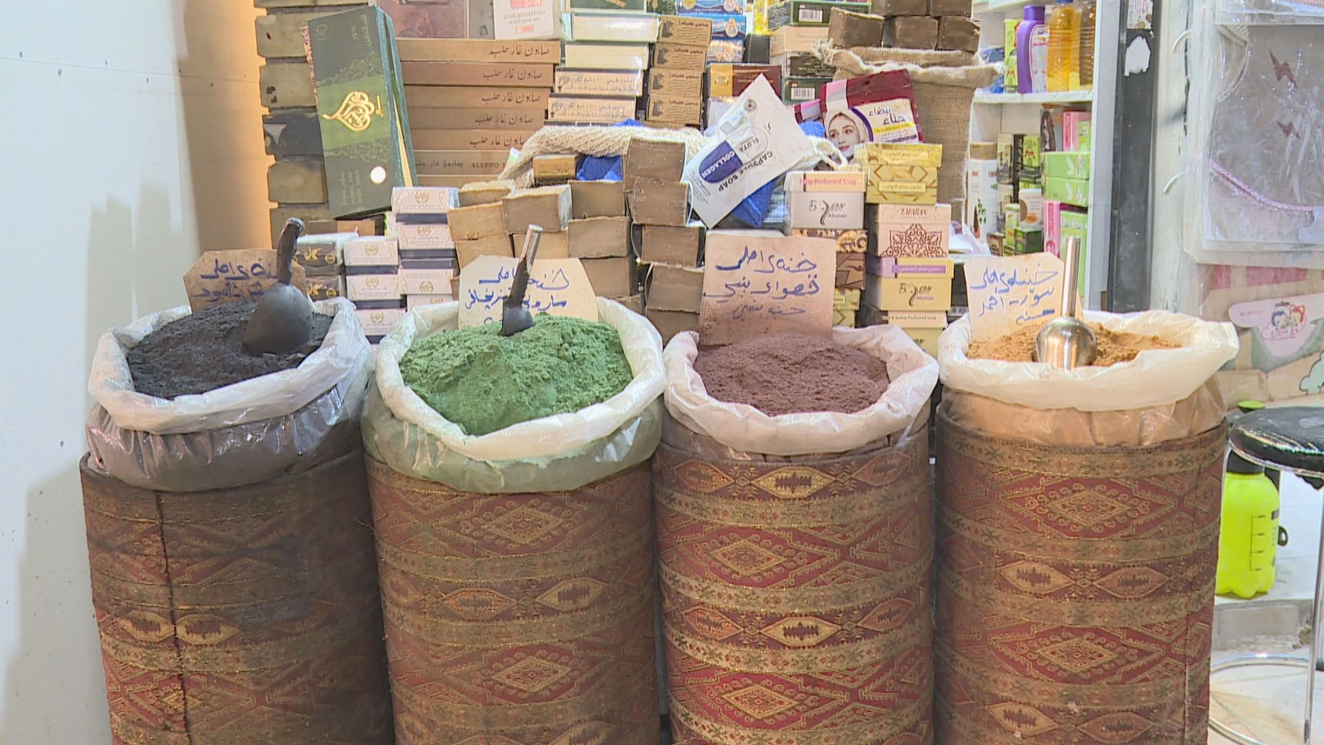  خەنە بە قژ و دەستی کێوە ماوە؟ ژنانی کورد باسی بەکارهێنانی دەکەن 