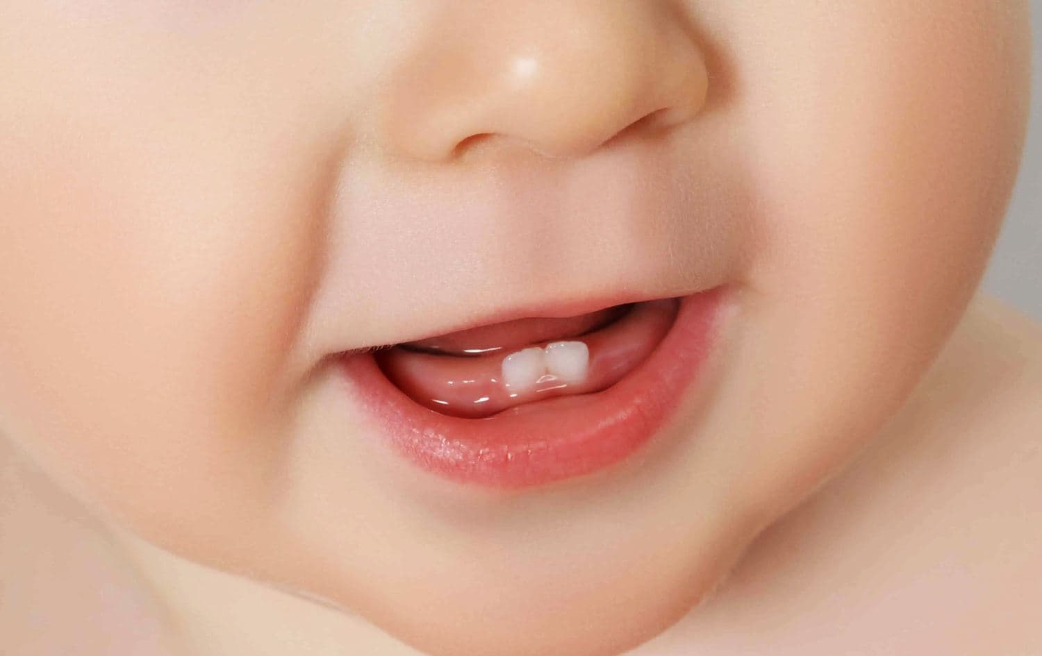 منداڵێک دوو ددانی تازە دەرهاتوون. وێنە: Simply Dental Chart