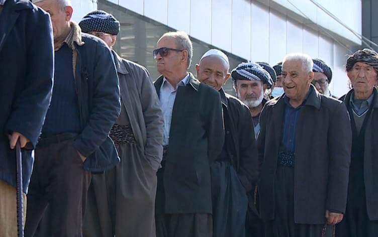 وێنەیەکی ئەرشیڤیی ژمارەیەک خانەنشین لە نۆرەی وەرگرتنی مووچە 