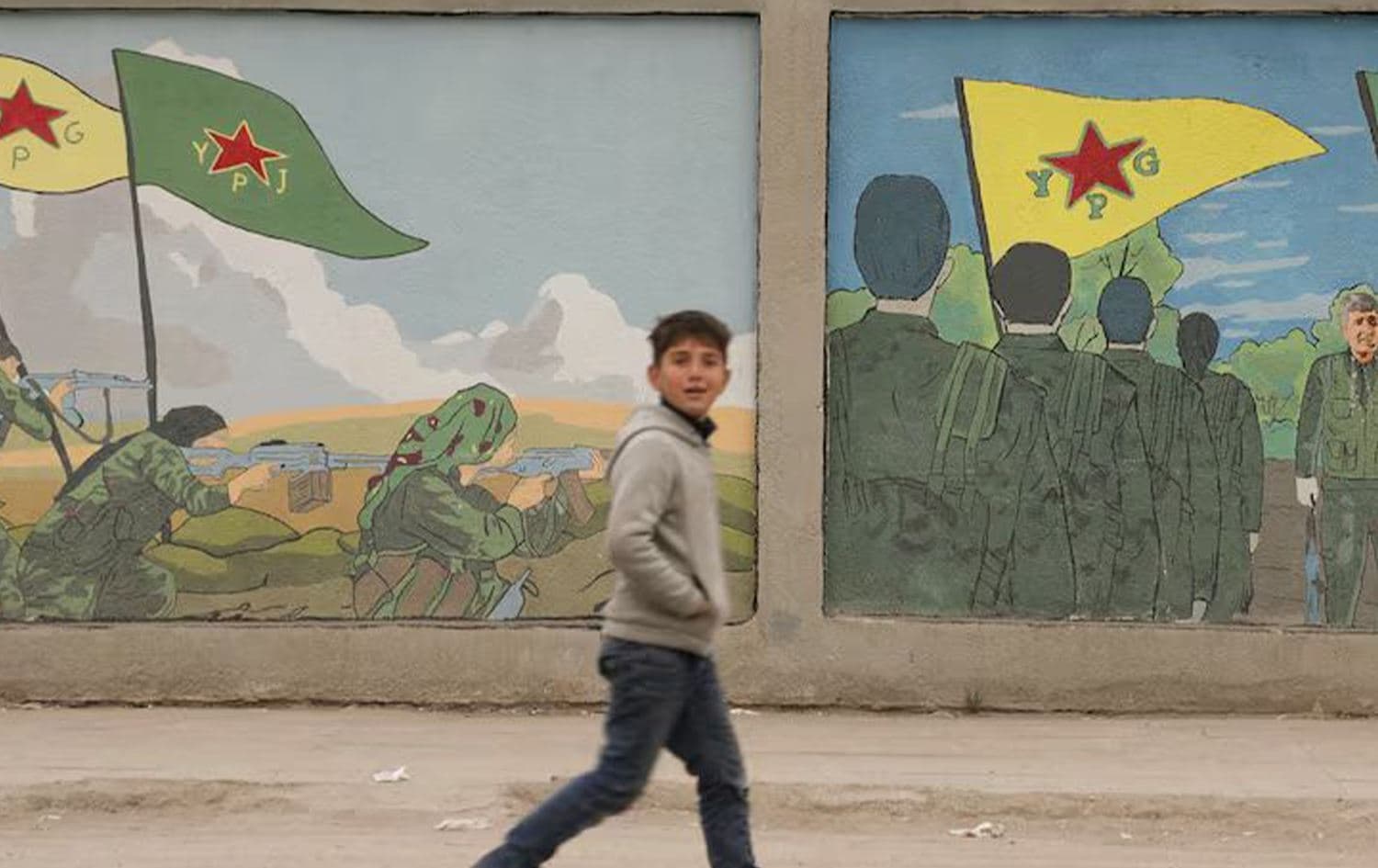 Li Qamişloyê zarokek û dîwarek / Wêne: Reuters