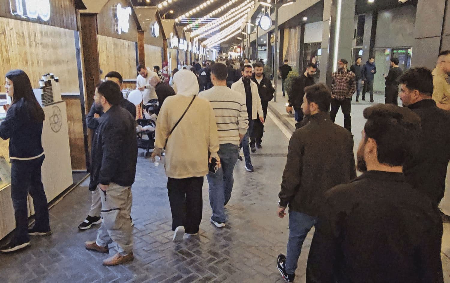 گەشتیارانی نێوخۆیی و بیانی سەردانی بازاڕی شەوانەی ئیمپایەر دەکەن
