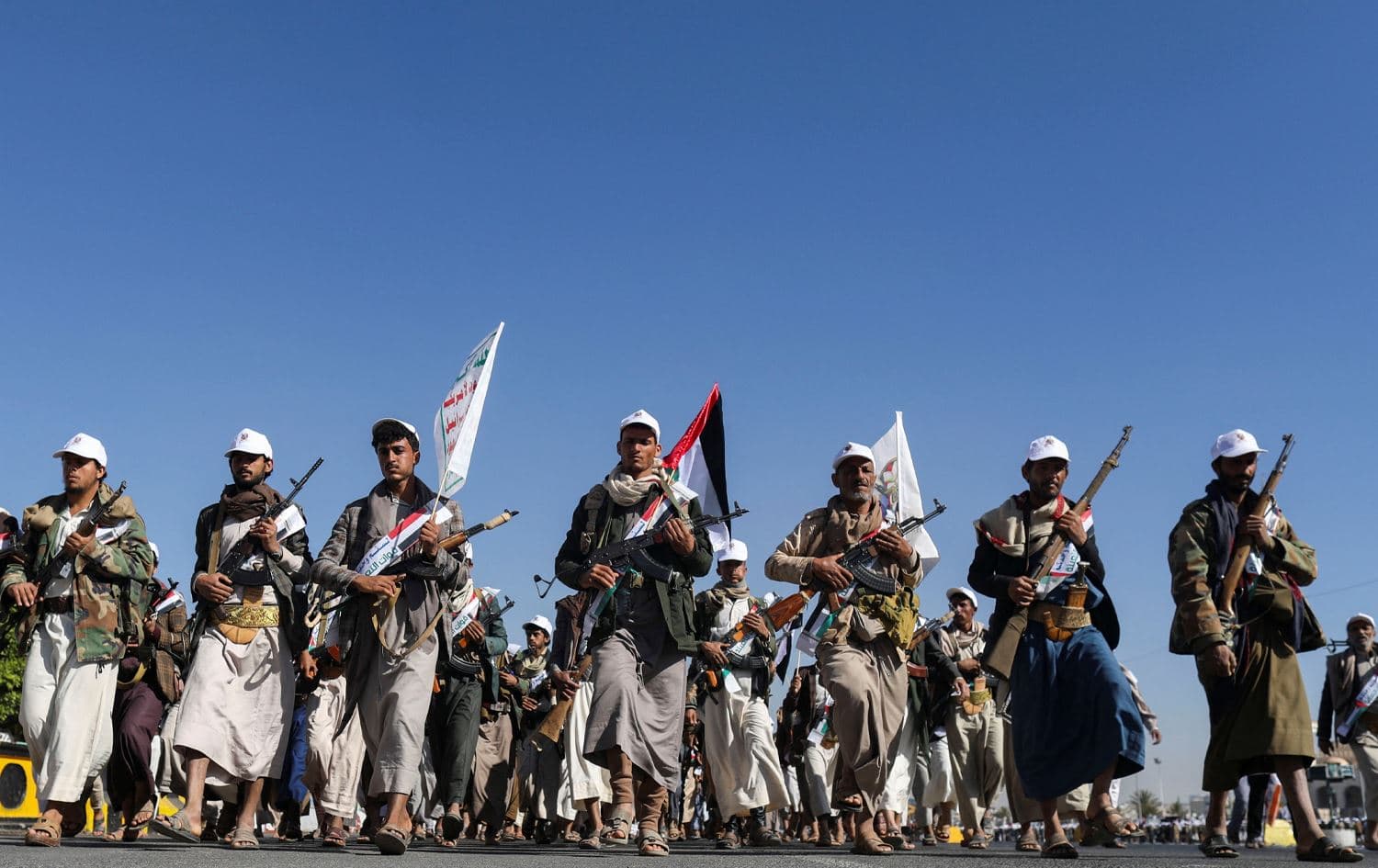 ژمارەیەک چەکداری تازە دامەزراوی حووسییەکانی یەمەن لە سەنعای پایتەختی وڵاتەکە مەشق دەکەن. وێنە: Reuters