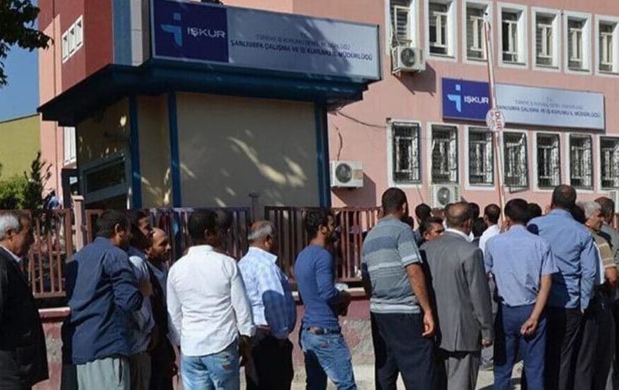 تویک دەڵێت، لە ساڵی رابردوو رێژەی بێکاری لەنێو کەسانی 15 ساڵ و سەرووتر بەراورد بە پێرار، 0.7٪ نزمبووەتەوە و بووەتە 8.7٪. بەمجۆرە، ژمارەی بێکارانی باکووری کوردستان و تورکیا 151 هەزار کەس کەمیکردووە و بووەتە سێ ملیۆن و 113 هەزار.