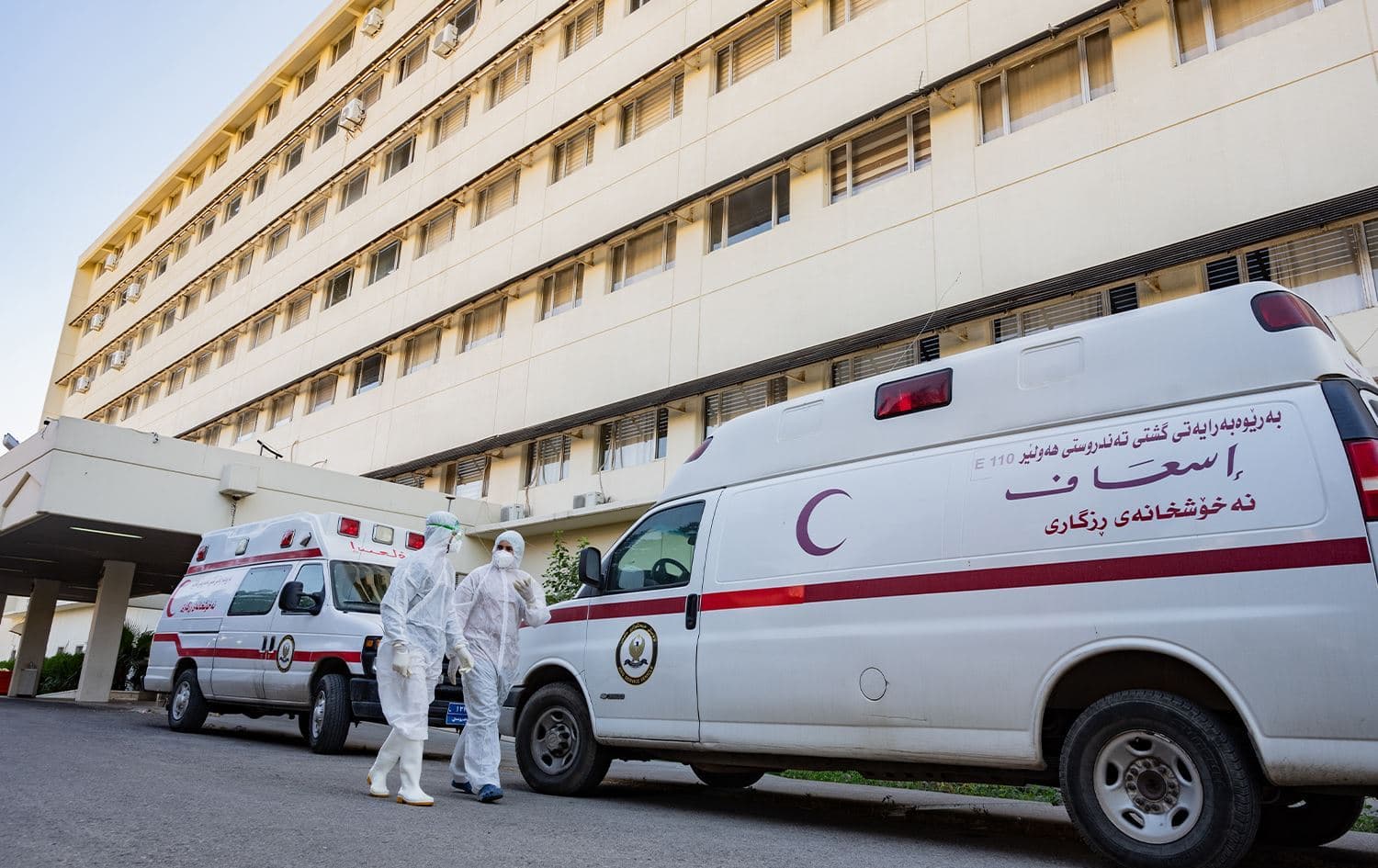 دوو ئانەی رزگاری لەمبولانس لەبەردەم نەخۆشخا هەولێر. وێنە: رووداو